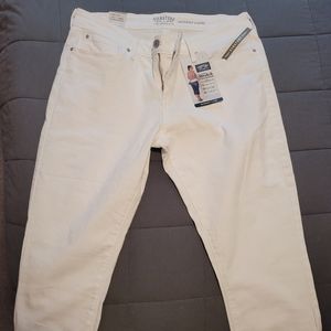 Levi's White Capri pants